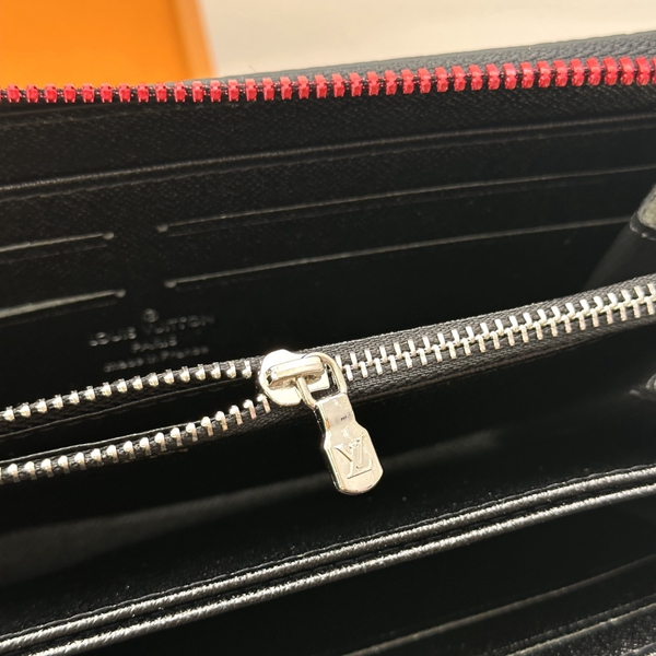 LVコピーウォレット着用イメージ